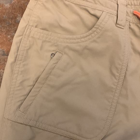 Nearly new NORTH FACE adventure pants 8 convertible - Picture 3 of 11